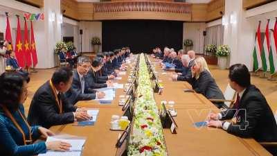 Orbán kézen fogva sétált Pham Minh Chinh vietnámi miniszterelnökkel Budapesten. Egyre durvul a kommunisták elleni harc!