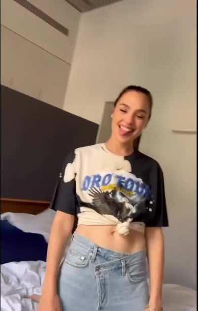 Gal Gadot has such fuckable tight body. She could be the perfect MILF in porn.