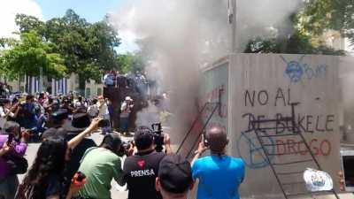 RIP Bitcoin ATM at the National Palace in San Salvador. She was sadly smashed and burned this morning during the national bicentennial march. Worked with any wallet and no fees, no Chivo required. She deserved so much better than this. There is a huge vac