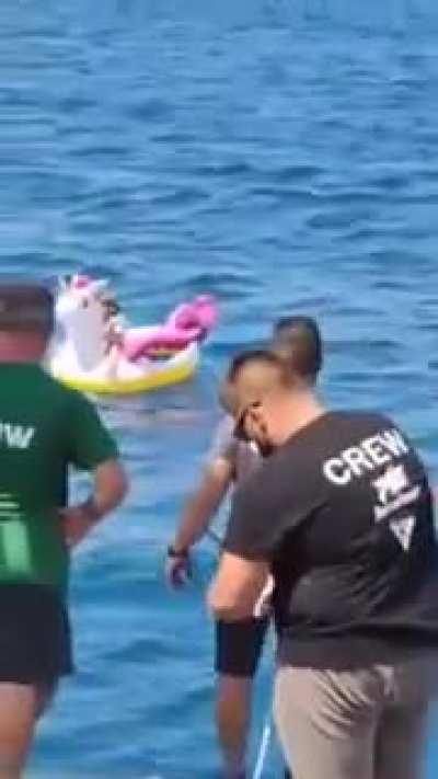 Menina à deriva em boia de unicórnio é resgatada a 800 metros da costa