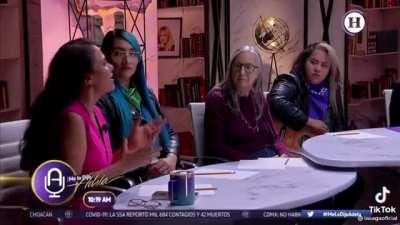 Vanessa Bauche da cachetada de guante blanco a Estefania Veloz en vivo