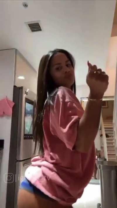 3 more minutes of twerking