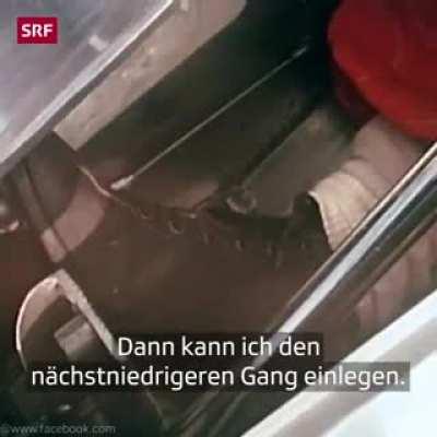 Niki Lauda zeigt seinen Rennwagen