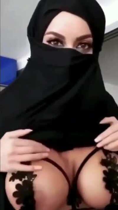 Arab Niqab Big Juicy Boobs 🧕🏻🍒