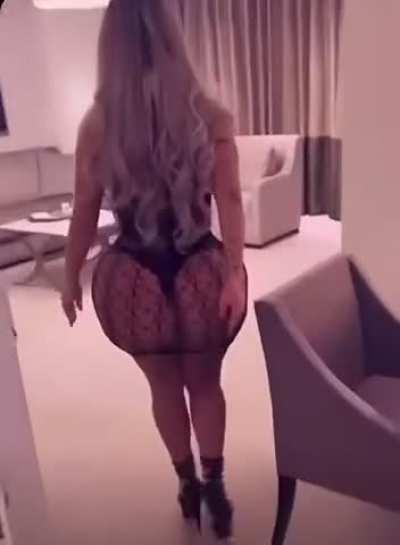 cheeks so huge her ass isn’t even straight