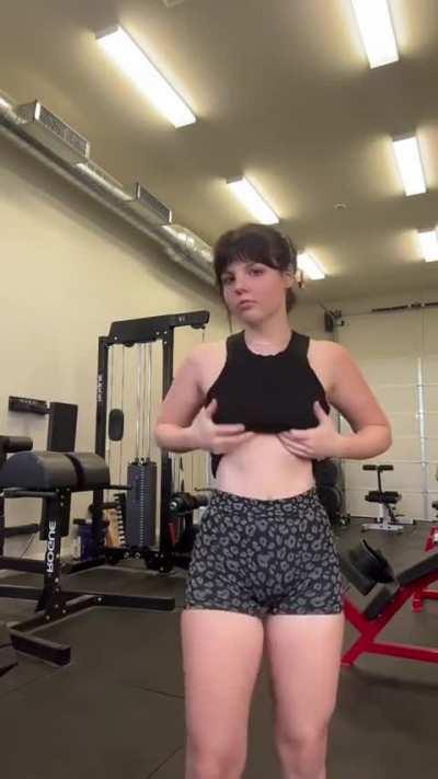 Pale gym brunette with some super cute outfits 