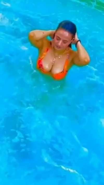 Ameesha is looking damn hot in bikini 