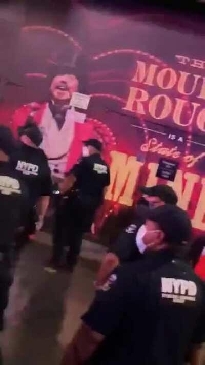 Police protecting Times Square attack car right before it drives into crowd.