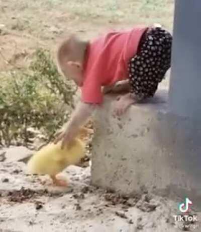 Monke helps his short pal