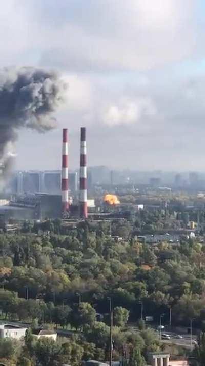 New footage of a Russian cruise missile in Kyiv today