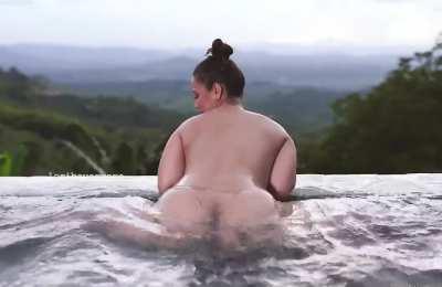 What’s better than a naked twerk woman outdoors [OC]