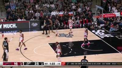 [Highlight] Victor Wembanyama blocks OG Anunoby (w/ replay) h/t u/Handyman2116