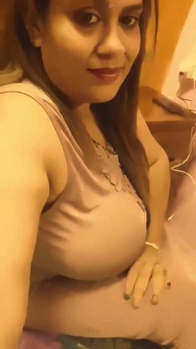 Mast gadrai hui bhabi.. mast bagal ka pasina hoga iska