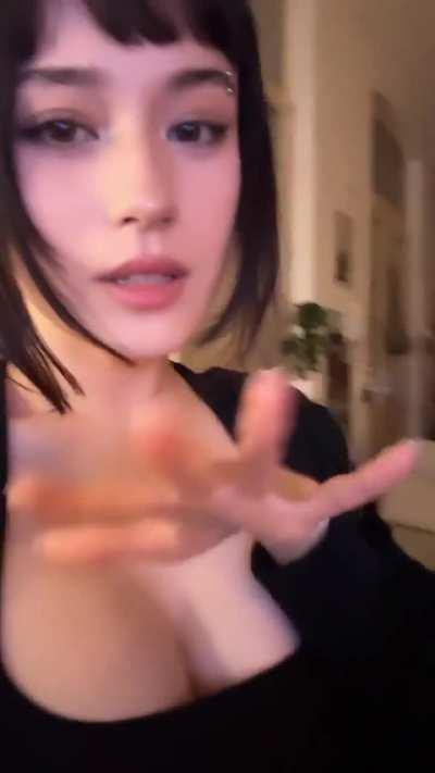 Jade’s cleavage 😮‍💨