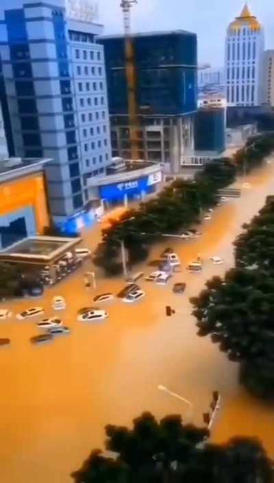 What sirens? there's no sirens (or bad flooding) in Hubei province.