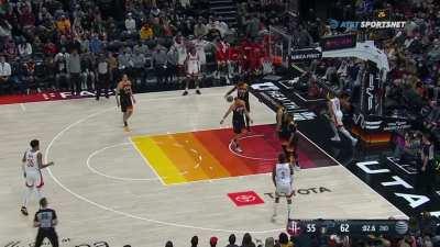 [Highlight] Eric Gordon drives and throws down the emphatic dunk before the half