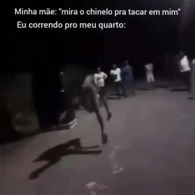 Não tava beijando minha prima não mãe. Era minha tia.