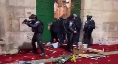 Second night in a row: Israeli forces are raiding Al-Qibli prayer hall at Al-Aqsa Mosque in Jerusalem, and are forcefully expelling Palestinian worshippers.