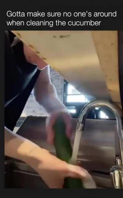 Убедись что никто не видит как ты моешь огурец