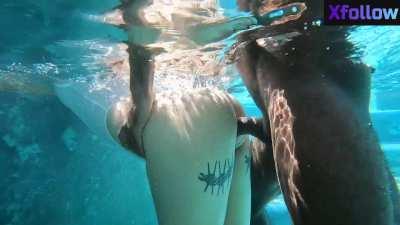 Hot Teen Slammed Underwater [30 seconds]