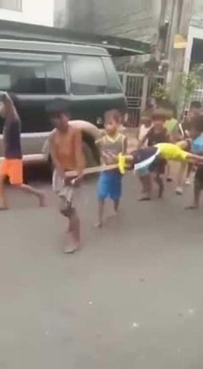 Tipico: te caes de un segundo piso y terminas crucificado por niños judíos