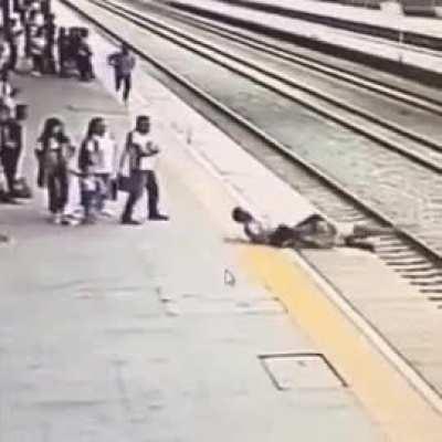 Glad that this man quickly response to help this woman not to commit suicide