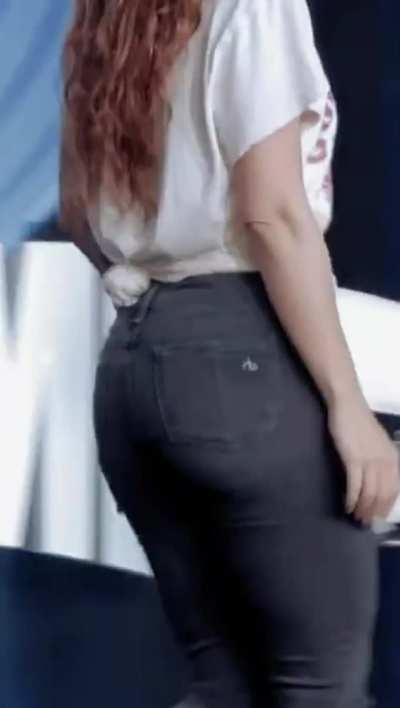 SHAKIRA JEANS ASS !