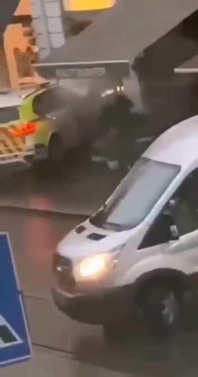 Mann med kniv løper rundt og truer sivile og politi