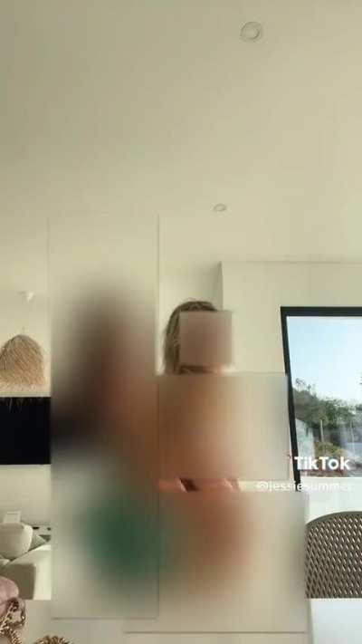 Focus on her belly simp!