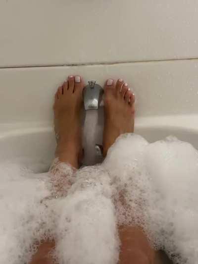 Such a long week, who will rub my feet? 🤷🏽‍♀️😩