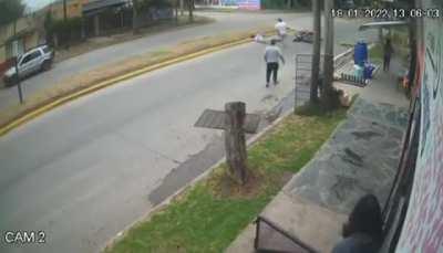 Vecino es alertado que motochorros escapaban y les tiró con la reja.