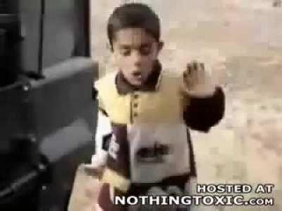 American soldier gives Iraq kid some-