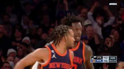 [Highlight] Randle explodes at the rim to yam it on Kessler