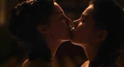 Hailee Steinfeld & Ella Hunt in Dickinson S2 E6 (2021)