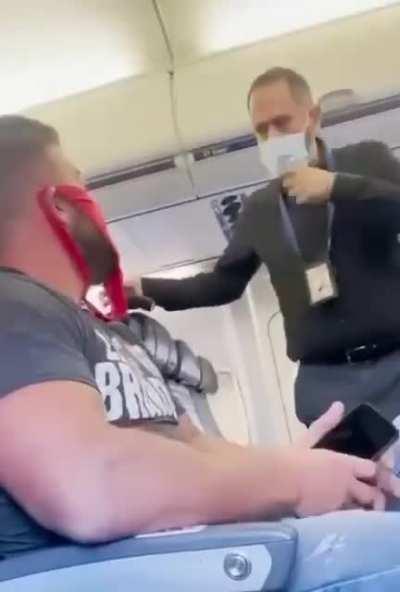 Курьезный инцидент произошел в США. Мужчина, летевший на самолете из Форт-Лодердейла в Вашингтон, надел на лицо женские красные трусики вместо защитной маски. С его слов, красные женские стринги не хуже маски защищали дыхательные пути. В итоге пассажира в