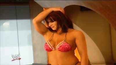 Victoria: WWE Divas Do New York (Video)