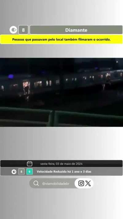 Linha 8 privatizada: após 30 minutos de espera em trem privatizado lotado, sem arcondicionado e sem informações, passageiros decidem descer e caminhar pelos trilhos. 5 reais a passagem. Os donos da linha são bilionários.