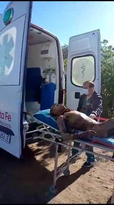 Con quemaduras retiran al ladron que intento robar cables en una estación transformadora de la EPE de la empresa John Deere, cerca de Rosario.