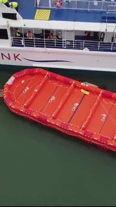 Our Wight Ryder crew regularly carry out abandon ship drills. The crew recently used the Marine Evacuation System (MES) to carry out the drill, which consists of large inflatable life rafts and an inflatable slide to quickly and safely abandon ship. 🦺