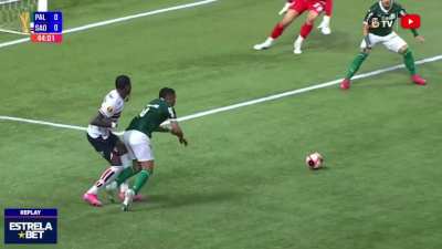 Pênalti marcado do Arbolesa em cima de Vitor Roque