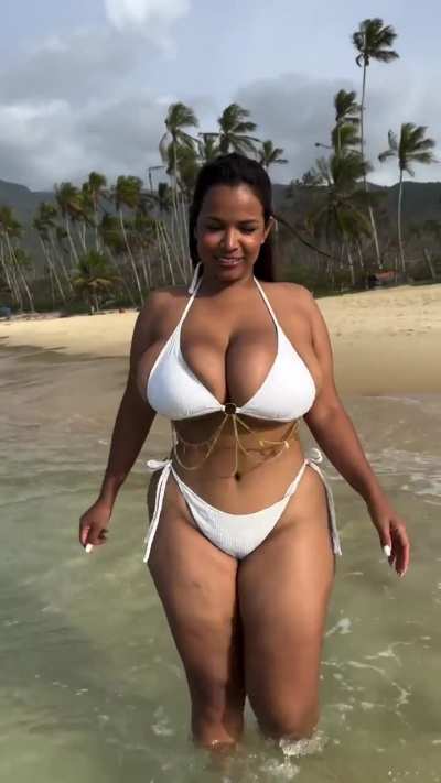 Isa Gomez (@@isaviraly)