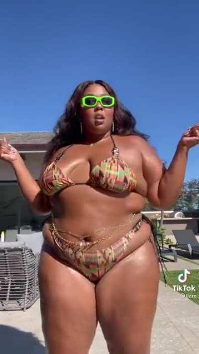 She knows she’s the sexiest woman on this planet, she knows she is the Queen of the Queens. She just needs a King to give her the love she deserves and I hope it’ll be me one day 😭🤩🤩