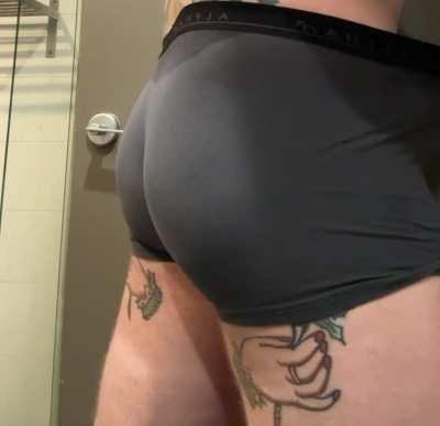 Feeling cheeky after squats [m]