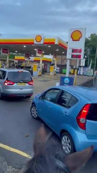 Всадник тролит очередь на заправку.