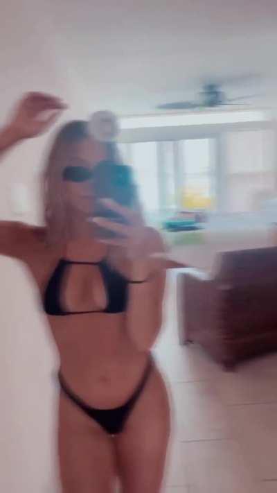 Amber Martinez (@Ambaaa_)