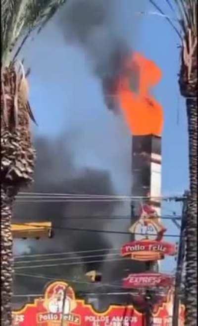 *Les avienta un Dr. Simi*