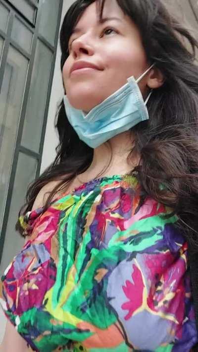 How can I tell to the lady at the store that I'm looking for tops where we can enjoy my boobs?