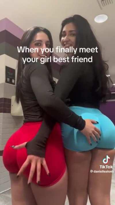 Left of right 🍑🍑