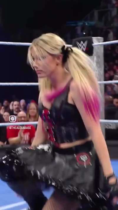 On Smackdown 2/28/25 Alexa first met Roxanne! Now they’re gonna run it back this Friday!