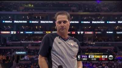 [Highlight] Ref puts some sass in this flagrant foul explanation